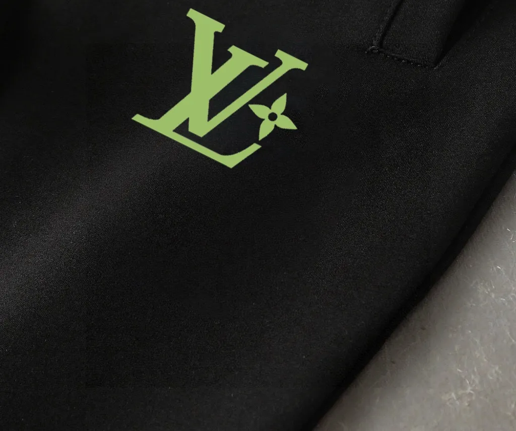 🅿️460 brand [LV Louis Vuitton] (velvet and thickened) 2025 autumn and winter new products, celebrities’ favorite fashion-flavored casual suits, clean and neat tailoring, full of urban style. Made of high-quality customized fabrics, the inner warmth is excellent, the hand feels soft and dry, and the upper body effect is crisp and stylish. The three-dimensional cutting process and the pattern are all of high standards, and the silhouette version has the right benefits! It is not tight at all, and you feel good when you wear it. So many top-quality raw materials create high-end products with unparalleled value. It is the first choice for high-end fashion people. (Size: M-4XL can wear up to 200 pounds)
